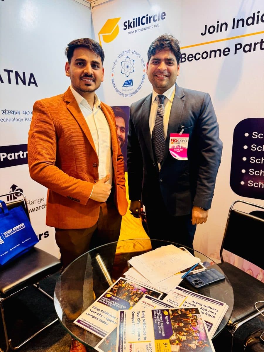 Ranjeet Saini with a fellow entrepreneur at an expo stall